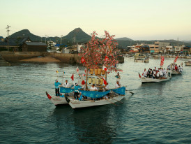 Tenjin Matsuri boat procession on the Okawa River with traditional lanterns. Photo by MATSUDA Akihiro on pexels