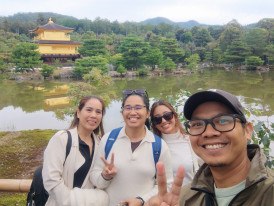 Seeing Shitennoji Temple with a CU host.