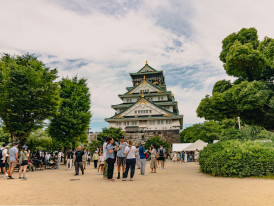 A family taking their time at a historical site while their host waits patiently. Image by Joshua Tsu from Unsplash