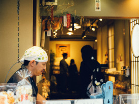 A craftsperson at work while visitors watch respectfully. Photo by Andrew Leu from Unsplash