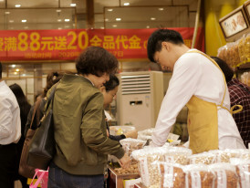 Regular customer receiving personalized service and recommendations at market stall Photo by Enxyclo Studio on Unsplash
