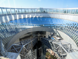 Observation deck showing 360° cityscape at sunset photo KhunMong Shutterstock
