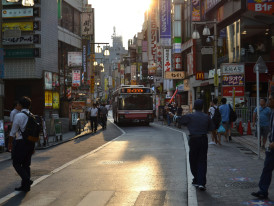 A tour bus arrives at Kinkaku-ji Temple in Kyoto, carrying a large group of travelers on a structured, full-day sightseeing itinerary. Image by Nobuat Ahmed on Unsplash.