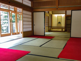 Small meditation hall with tatami mats and sliding paper doors. Image by enkuu smile\_ from Unsplash