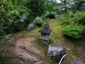 Intimate moss garden with carefully placed stones and pruned trees. Image by Akiyo Ikeda from Unsplash