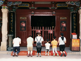 Local family with children participating in a traditional shrine blessing ceremony. Image by Meng He from Unsplash