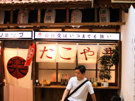 Quiet corner of the market with traditional tea preparation Photo by Khanh Tu Nguyen Huy on Unsplash