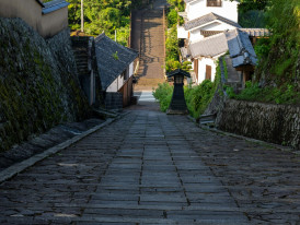 Narrow cobblestone street leading uphill to Kiyomizu-dera Temple. Image by Kouji Tsuru from Unsplash