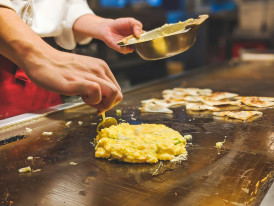 Chef preparing okonomiyaki  Photo by Daniel Hooper 
