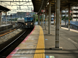  Hankyu train at Umeda Station platform Photo by shun idota on Unsplash