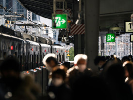 Osaka Station busy concourse with commuters during rush hour. Photo by Satoshi Hirayama on pexels
