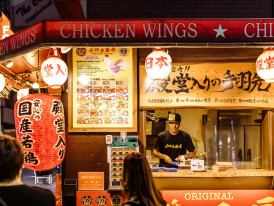 Host meeting traveler at café.