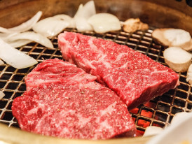 Sizzling kobe beef being cooked at a market stall Image by Steffen Zimmermann from Pixabay