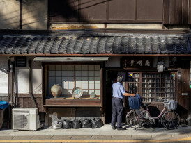 Traveler and host examining vintage items in a small shop Photo by Mauricio Ortiz on pexels