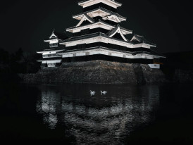 Osaka Castle lit up at night from the far side Photo by Anh Nguyen on pexels