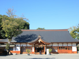 Traditional temple grounds in quiet Izumisano neighborhood. Photo by F.Kazuya on Unsplash