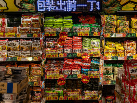 Retro market stall selling local snacks Photo by Bernd 
