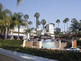 Long queues at Universal Studios Japan entrance gates Image by masbebet christianto from Pixabay