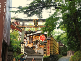 Neighborhood Buddhist temple with traditional architecture integrated into daily community life Photo by ww song on Unsplash
