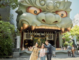 Guest discussing options of seeing historical sites in Osaka