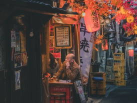 Night-lit shopping street with glowing neon signs and evening shoppers. Image by DANG HUYNH SON from Pixabay
