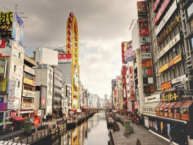 Diverse shopping montage showing various retail experiences and products.Image by 대우 이 from Pixabay