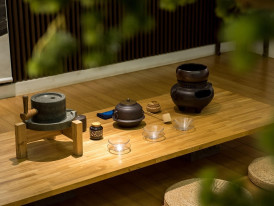 Traditional tea ceremony taking place in a modern urban setting. Image by proths from Pixabay