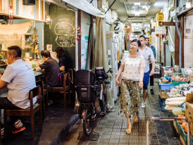 Local giving enthusiastic food recommendations to curious visitors