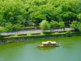 Nakanoshima Park located on island in middle of Osaka City with boats drifting by on river Photo by Syria Polidoro on Unsplash