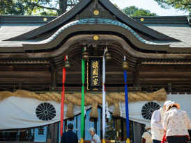 Guests pausing to admire traditional architecture detail while host waits patiently nearby Photo by Kouji Tsuru on Unsplash