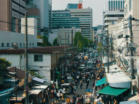 Weekend market scene with crowds of locals shopping, vibrant atmosphere Photo by Nomadic Julien on Unsplash