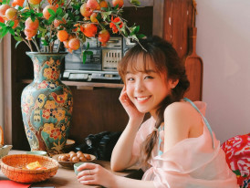 Guest writing positive review on phone while sitting in café, satisfied smile. Photo by Taan Huyn on Unsplash