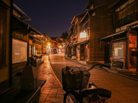  Quiet street behind Hotel Royal Classic with traditional restaurants Image by Hong daewoong from Pixabay