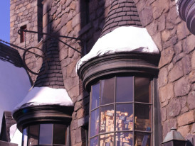 Detailed facade of Hogwarts castle with few visitors Photo by Zhang Meng on Unsplash