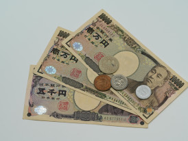Japanese yen bills and coins arranged Photo by Q L on pexels
