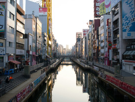 Early morning street scene with golden light and few people Photo by Mario Häfliger on Unsplash