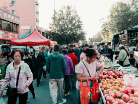 Local residential market with vendors explaining seasonal vegetables to regular customers. Photo by 金枫 郭 on pexels