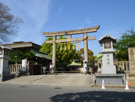 Ikukunitama Shrine Torii Gate. Photo by Saigen Jiro via Wikicommons