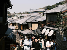 Interior of traditional machiya with high wooden ceilings and sliding doors creating cross-ventilation. Photo by Huu Huynh on Pexels