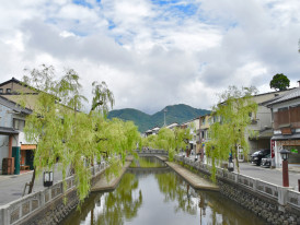 A traditional wooden bridge over Shirakawa canal with weeping willows Photo by Sunao Noguchi on Unsplash