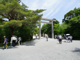 Visitors snapping photos at the entrance to Kinkaku-ji Photo by Naoki Suzuki on Unsplash