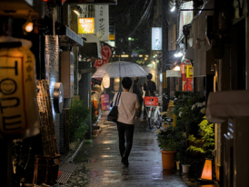 Night walk in Kyoto alleway