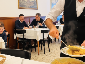 Waiter plating cacio e pepe at Perilli a Testaccio