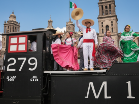 Día de la Revolución parade with historic revolutionary costumes