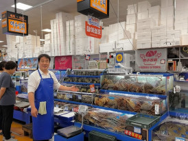 Noryangjin fish market stall with live tanks