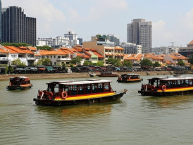 Singapore River waterfront with colonial buildings and riverside cafés