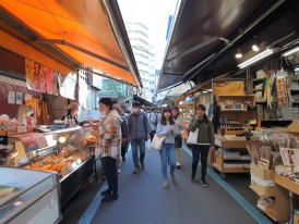 Crowds walking through Tsukiji Outer Market in Tokyo