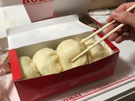 Steamed pork buns being picked up at 551 Horai in Osaka Station