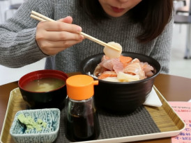 Kaisendon seafood rice bowl with salmon and scallops at a Hokkaido morning market