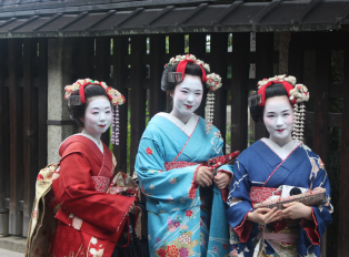 Three Geisha's dressed in traditional kimonos, Kyoto Ja